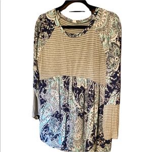 Honey Me babydoll Tunic blouse in shades of gray, white, navy blue and mint.